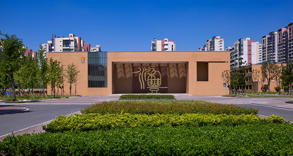 梁豐初中Logo設(shè)計(jì)[校徽設(shè)計(jì)],張家港品牌策劃,品牌設(shè)計(jì)★張家港早晨設(shè)計(jì)★企業(yè)VI設(shè)計(jì),企業(yè)策劃,形象設(shè)計(jì),張家港Logo設(shè)計(jì),標(biāo)志設(shè)計(jì),張家港商標(biāo)設(shè)計(jì),字體設(shè)計(jì),圖形設(shè)計(jì)